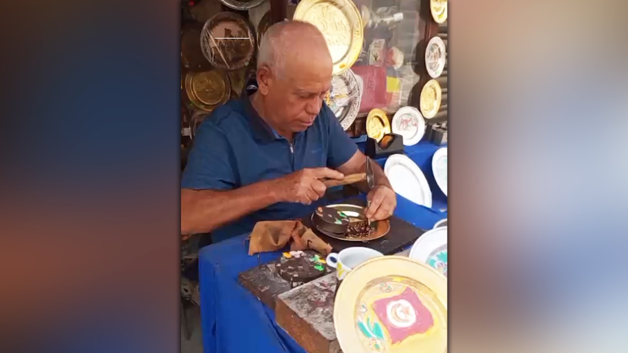 🔴فن النقش على الأطباق النحاسية بالقيروان